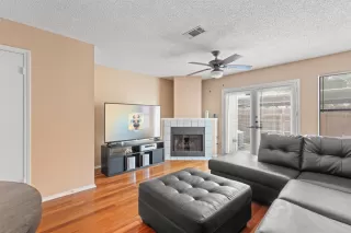 Photo #3: 1647947 Listing