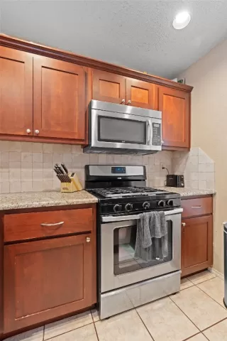 Photo #5: 1647947 Listing