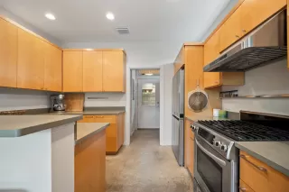 Photo #5: 1721293 Listing 