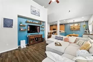 Photo #4: 2126539 Listing