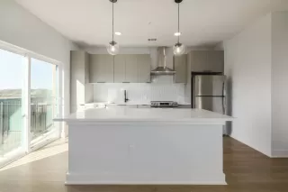 Photo #5: 2204286 Listing