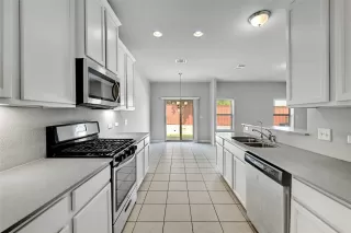 Photo #5: 2315743 Listing