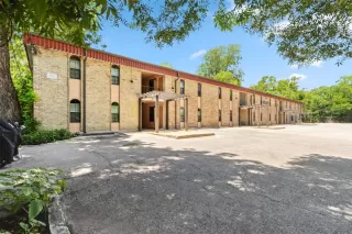 Browse active condo listings in SPANISH OAKS