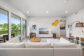 More Details about MLS # 3282967 : 4004 BANISTER LN 215