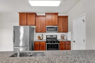 Photo #5: 4416830 Listing