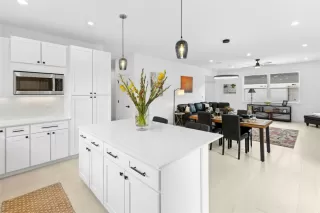 Photo #5: 4515505 Listing