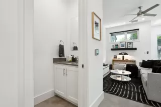 Photo #6: 4905318 Listing