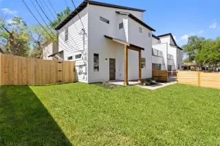 Photo #1: 5064101 Listing