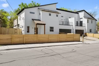 Photo #2: 5064101 Listing