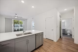 More Details about MLS # 5292991 : 4801 SPRINGDALE RD 2006