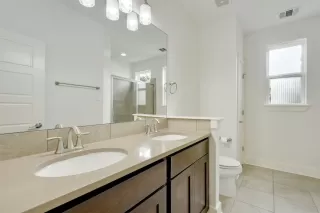 Photo #5: 5328412 Listing