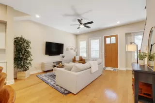 Photo #5: 6833132 Listing