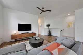 Photo #5: 8383970 Listing