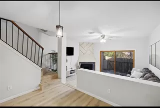 Photo #5: 8876795 Listing