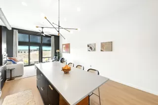 Photo #5: 9628879 Listing