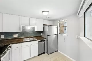 Photo #6: 9684388 Listing