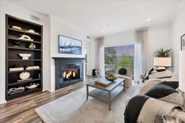 MLS: 9760548 Condo For Sale